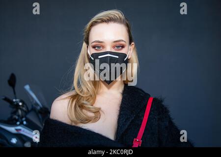 Katherine Langford participe au défilé de mode Valentino lors de la semaine de la mode de Milan Printemps/été 2021 sur 27 septembre 2020 à Milan, Italie (photo d'Alessandro Bremec/NurPhoto) Banque D'Images