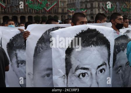 Les parents et les autres membres de la famille des 43 élèves disparus de l'école des enseignants ruraux d'Ayotzinapa, élèvent leurs poings serrés lors d'une manifestation devant le siège de la Cour suprême à Mexico, le 23 septembre 2020. 26 septembre 2020 sera le sixième anniversaire de la disparition de 43 enseignants.(photo de David Peinado/NurPhoto) Banque D'Images