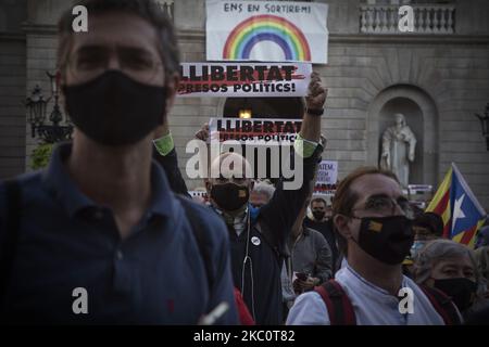 Place Sant Jaume, Barcelone. Concentration du soutien au président disqualifié. Les bannières de la liberté pour les prisonniers politiques contrastent avec l'affiche arc-en-ciel du Conseil municipal de Barcelone avec le slogan « nous allons y parvenir » en référence à la pandémie. (Photo par Isidre Garcia Punti/NurPhoto) Banque D'Images