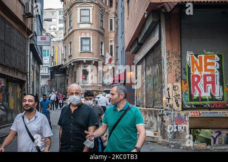 Le 28 septembre 2020, des résidents d'Istanbul, en Turquie, ont travaillé quotidiennement et ont fait des routines de vie sous l'augmentation des taux Covid-19 dans tout le pays. Sur la photo ci-dessus, des hommes turcs portant un masque de visage descendent dans une rue du quartier de Karakoy. (Photo de Diego Cupolo/NurPhoto) Banque D'Images