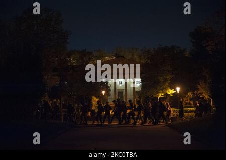 Des gens se sont mis en collision avec la police anti-émeute lors d'une manifestation contre la décision qui désactive Quim Torra en tant que président de la Generalitat de Catalunya sur 28 septembre 2020 à Barcelone, Espagne. La Cour suprême a disqualifié le président de la Generalitat de Catalunya, Quim Torra, pour le crime de désobéissance publique. (Photo de Charlie Perez/NurPhoto) Banque D'Images