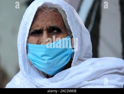 Bilkis 'dadi', grand-mère de Shaheen Bagh lors de sa felitation par des membres de divers groupes de femmes après qu'elle ait été reconnue par LE MAGAZINE TIME comme l'une des 100 personnes les plus influentes de 2020 pour sa participation à la nouvelle loi d'amendement de la citoyenneté, au club de presse de l'Inde sur 29 septembre, 2020 à New Delhi, Inde. (Photo de Mayank Makhija/NurPhoto) Banque D'Images