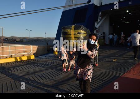 Des migrants et des réfugiés arrivent au port de Lavrio à bord du ferry Blue Star Chios depuis les îles de Lesvos, Chios, Samos, Leros et Kos, dans la mer Égée orientale. Ils seront transportés vers des logements adaptés en Grèce continentale. À Lavrio, Grèce, sur 29 septembre. 2020. (Photo de Nicolas Koutsokostas/NurPhoto) Banque D'Images