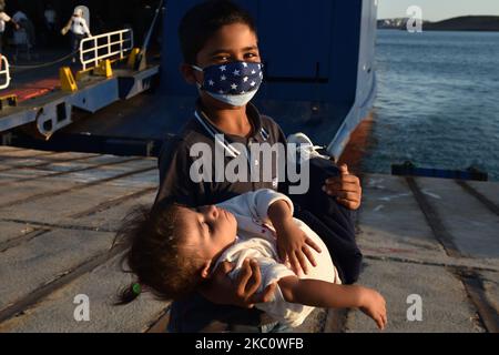 Des migrants et des réfugiés arrivent au port de Lavrio à bord du ferry Blue Star Chios depuis les îles de Lesvos, Chios, Samos, Leros et Kos, dans la mer Égée orientale. Ils seront transportés vers des logements adaptés en Grèce continentale. À Lavrio, Grèce, sur 29 septembre. 2020. (Photo de Nicolas Koutsokostas/NurPhoto) Banque D'Images