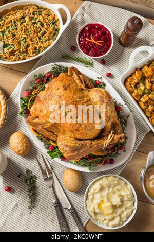 Dinde rôtie maison pour Thanksgiving avec tous les côtés Banque D'Images