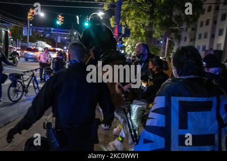 Un policier monté perd le contrôle de son cheval lorsqu'il a été effrayé par un cortège de voitures, soutenant la police, les manifestants et les membres de la presse. Personne n'a été blessé. Plusieurs centaines de personnes noires comptent des manifestants rassemblés en dehors du premier débat présidentiel à Cleveland, Ohio, sur 29 septembre 2020. Les manifestants ont défilé à l'université case Western Reserve pour une brève marche avant de se disperser où une plus petite manifestation s'est formée plus tard en dehors de la clinique de Cleveland où le débat était accueilli. La présence de la police a été notable avec des officiers habillés en tenue anti-émeute. Les manifestants sont restés pacifiques Banque D'Images