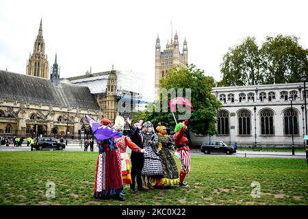 La pantomime dames et la députée du Parti Vert Caroline Lucas (2 à gauche) posent devant les chambres du Parlement sur la place du Parlement à 30 septembre 2020, à Londres, en Angleterre. Pantomime dames a défilé de Cambridge Circus à Parliament Square pour souligner l'impact de la perte de panto sur le théâtre et les événements live. (Photo par Alberto Pezzali/NurPhoto) Banque D'Images