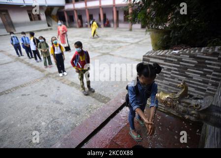 Élève de l'école primaire de Prabhat Madhyamik Vidhyalaya, une école basée sur le gouvernement se lavant les mains après avoir pris des cours avec masque facial en raison de la crainte pandémique COVID-19 à Thankot, Katmandou, Népal sur 30 septembre 2020. Les écoles ont commencé à reprendre leurs cours avec des mesures de sécurité appropriées et des directives standard concernant les décisions des autorités locales. (Photo de Narayan Maharajan/NurPhoto) Banque D'Images