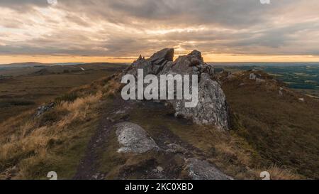 Paysage rocheux au sommet du Roc'h Trevezel en soirée d'automne pendant l'heure d'or au coucher du soleil, Parc naturel régional d'Armorique, Bretagne, France Banque D'Images