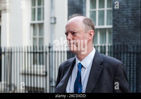 Le Professeur Chris Whitty, conseiller médical en chef du gouvernement, quitte Downing Street dans le centre de Londres pour assister à la réunion du Cabinet qui s'est tenue temporairement au Foreign Office pour se conformer aux directives de distanciation sociale en raison de la pandémie du coronavirus, le 30 septembre 2020 à Londres, en Angleterre. (Photo de Wiktor Szymanowicz/NurPhoto) Banque D'Images