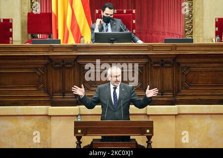 Carlos Carrizosa, de Ciutadans, et Roger Torrent, Président du Parlement, lors de la séance plénière pour discuter de la disqualification du Président, à Barcelone, le 30th septembre 2020. (Photo de Joan Valls/Urbanandsport/NurPhoto) Banque D'Images