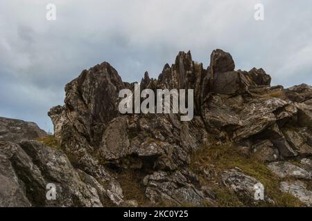 Paysage rocailleux au sommet du Roc'h Trevezel dans une soirée d'automne nuageux, Parc naturel régional d'Armorique, Bretagne, France Banque D'Images