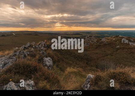 Paysage rocheux au sommet du Roc'h Trevezel en soirée d'automne pendant l'heure d'or au coucher du soleil, Parc naturel régional d'Armorique, Bretagne, France Banque D'Images