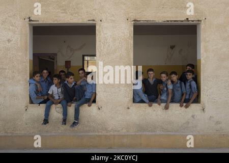 Un groupe d'enfants à l'école de Hajeera, dans la campagne de Damas, en Syrie, sur 30 septembre 2020. (Photo de Hasan Belal/NurPhoto) Banque D'Images