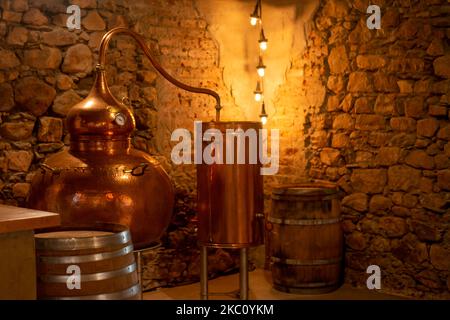 Vue rapprochée des récipients de fabrication de bière de l'ancienne brasserie Banque D'Images