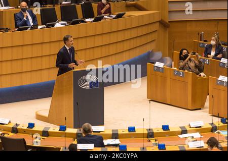 Le nouveau Premier ministre Alexander de Croo prononce un discours lors d'une séance plénière de la Chambre fédérale belge, au Parlement européen, à Bruxelles, Belgique, le 01 octobre 2020. Exceptionnellement au Parlement européen, afin de pouvoir laisser plus d'espace entre les personnes présentes à cause du virus Covid-19. Après 494 jours, la Belgique a un nouveau gouvernement fédéral. (Photo de Jonathan Raa/NurPhoto) Banque D'Images