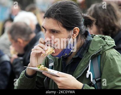 Un homme teste le plus long shawarma végétarien que les activistes ont cuit dans le centre-ville de Kiev, en Ukraine, le 1 octobre 2020. Le record de l'Ukraine qui a été établi à la Journée mondiale de la végétarienne pour la cuisson du plus long shawarma végétarien avec un falafel de 27 mètres 87 cm de long a été établi dans la capitale ukrainienne. Ainsi, les organisateurs avaient pour objectif d'attirer l'attention sur la réduction de la consommation de viande, la sauvegarde de la vie animale et la protection de l'environnement. La Journée mondiale de la végétarienne a marqué le monde entier sur 01 octobre. (Photo par STR/NurPhoto) Banque D'Images