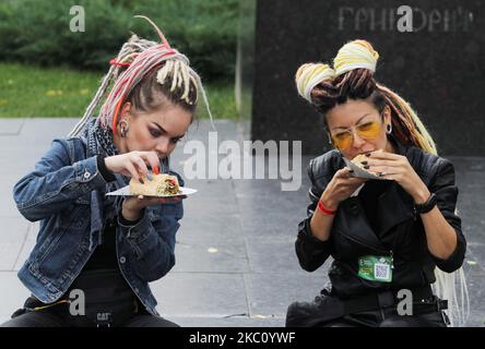 Les femmes testent le plus long shawarma végétarien que les activistes ont cuit dans le centre de Kiev, en Ukraine, le 1 octobre 2020. Le record de l'Ukraine qui a été établi à la Journée mondiale de la végétarienne pour la cuisson du plus long shawarma végétarien avec un falafel de 27 mètres 87 cm de long a été établi dans la capitale ukrainienne. Ainsi, les organisateurs avaient pour objectif d'attirer l'attention sur la réduction de la consommation de viande, la sauvegarde de la vie animale et la protection de l'environnement. La Journée mondiale de la végétarienne a marqué le monde entier sur 01 octobre. (Photo par STR/NurPhoto) Banque D'Images