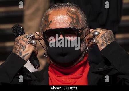 Photographe et soudeur du Techno Club Berghin Sven Marqueardt de Berlin porte un masque de protection lors de la prévisualisation de la presse de son exposition "Stageless" au Palast de Friedrichstadt à Berlin, Allemagne sur 1 octobre 2020. (Photo par Emmanuele Contini/NurPhoto) Banque D'Images