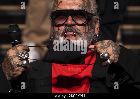 Photographe et soudeur du Techno Club Berghin Sven Marqueardt de Berlin porte un masque de protection lors de la prévisualisation de la presse de son exposition "Stageless" au Palast de Friedrichstadt à Berlin, Allemagne sur 1 octobre 2020. (Photo par Emmanuele Contini/NurPhoto) Banque D'Images