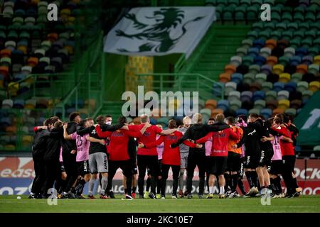 Les joueurs de L'équipe DE LASK Linzs célèbrent la victoire à la fin du match de football de l'UEFA Europa League entre Sporting CP et LASK Linz au stade Alvalade de Lisbonne, Portugal, sur 1 octobre 2020. (Photo par Pedro Fiúza/NurPhoto) Banque D'Images