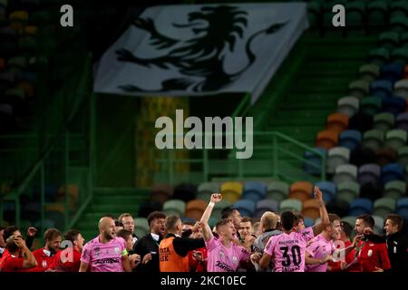 Les joueurs de L'équipe DE LASK Linzs célèbrent la victoire à la fin du match de football de l'UEFA Europa League entre Sporting CP et LASK Linz au stade Alvalade de Lisbonne, Portugal, sur 1 octobre 2020. (Photo par Pedro Fiúza/NurPhoto) Banque D'Images