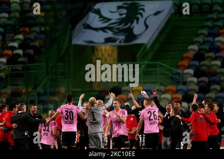 Les joueurs de L'équipe DE LASK Linzs célèbrent la victoire à la fin du match de football de l'UEFA Europa League entre Sporting CP et LASK Linz au stade Alvalade de Lisbonne, Portugal, sur 1 octobre 2020. (Photo par Pedro Fiúza/NurPhoto) Banque D'Images