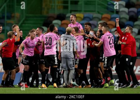 Les joueurs de L'équipe DE LASK Linzs célèbrent la victoire à la fin du match de football de l'UEFA Europa League entre Sporting CP et LASK Linz au stade Alvalade de Lisbonne, Portugal, sur 1 octobre 2020. (Photo par Pedro Fiúza/NurPhoto) Banque D'Images