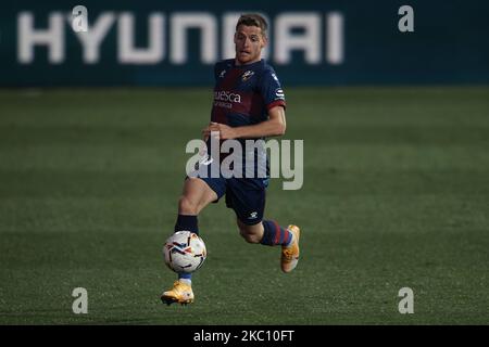 Sergio Gomez de Huesca court avec le ballon pendant le match de la Liga Santander entre SD Huesca et Atletico de Madrid à Estadio El Alcoraz sur 30 septembre 2020 à Huesca, Espagne. Les stades de football de toute l'Europe restent vides en raison de la pandémie du coronavirus, car les lois de distanciation sociale du gouvernement interdisent aux fans de se rendre dans les lieux, ce qui entraîne le jeu de présentoirs derrière des portes fermées. (Photo de Jose Breton/Pics action/NurPhoto) Banque D'Images