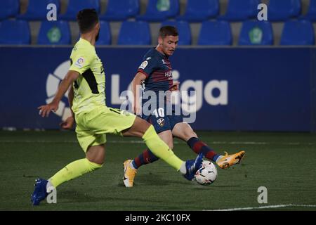 Sergio Gomez de Huesca passe pendant le match de la Liga Santander entre SD Huesca et Atletico de Madrid à l'Estadio El Alcoraz sur 30 septembre 2020 à Huesca, Espagne. Les stades de football de toute l'Europe restent vides en raison de la pandémie du coronavirus, car les lois de distanciation sociale du gouvernement interdisent aux fans de se rendre dans les lieux, ce qui entraîne le jeu de présentoirs derrière des portes fermées. (Photo de Jose Breton/Pics action/NurPhoto) Banque D'Images