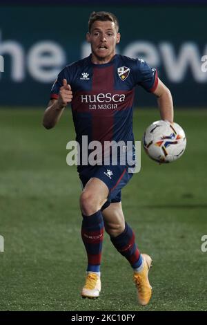 Sergio Gomez de Huesca court avec le ballon pendant le match de la Liga Santander entre SD Huesca et Atletico de Madrid à Estadio El Alcoraz sur 30 septembre 2020 à Huesca, Espagne. Les stades de football de toute l'Europe restent vides en raison de la pandémie du coronavirus, car les lois de distanciation sociale du gouvernement interdisent aux fans de se rendre dans les lieux, ce qui entraîne le jeu de présentoirs derrière des portes fermées. (Photo de Jose Breton/Pics action/NurPhoto) Banque D'Images