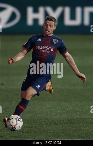 Sergio Gomez de Huesca court avec le ballon pendant le match de la Liga Santander entre SD Huesca et Atletico de Madrid à Estadio El Alcoraz sur 30 septembre 2020 à Huesca, Espagne. Les stades de football de toute l'Europe restent vides en raison de la pandémie du coronavirus, car les lois de distanciation sociale du gouvernement interdisent aux fans de se rendre dans les lieux, ce qui entraîne le jeu de présentoirs derrière des portes fermées. (Photo de Jose Breton/Pics action/NurPhoto) Banque D'Images