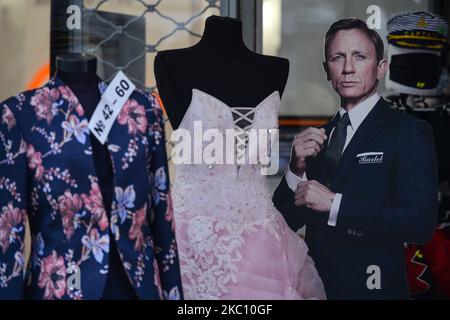 Images de Daniel Craig en tant que James Bond, vues à l'entrée d'une boutique de vêtements dans le centre-ville de Sofia. Sur 1 octobre 2020, à Sofia, Bulgarie. (Photo par Artur Widak/NurPhoto) Banque D'Images