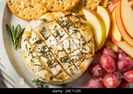 Hors-d'œuvre de Brie maison avec pommes et biscuits secs Banque D'Images