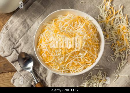 Fromage mexicain bio râpé dans un bol Banque D'Images