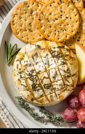 Hors-d'œuvre de Brie maison avec pommes et biscuits secs Banque D'Images