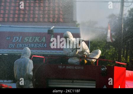 Les agents vaporisateurs de liquide désinfectant pour prévenir la propagation du virus corona (COVID-19) à Palu, province centrale de Sulawesi, Indonésie, sur 2 octobre 2020. D'après les données gouvernementales, le nombre de citoyens infectés par le virus corona en Indonésie au 2 octobre 2020 a atteint 295 499 000 personnes. (Photo par Mohamad Hamzah/NurPhoto) Banque D'Images