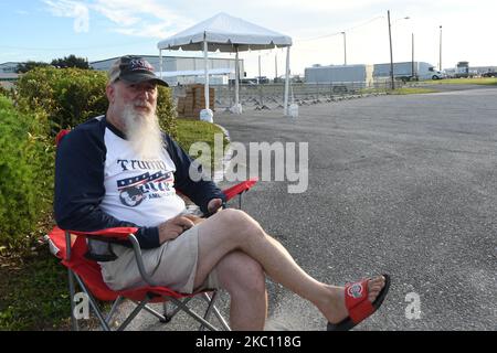 Robert Eastman, de Columbus, Ohio, attend à l'aéroport international Orlando Sanford, le site d'un rallye de campagne Make American Great Again qui a été annulé après que le président américain Donald Trump et la première dame Melania Trump ont été testés positifs pour la COVID-19, sur 2 octobre 2020 à Sanford, Floride, États-Unis. (Photo de Paul Hennessy/NurPhoto) Banque D'Images