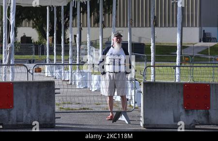 Robert Eastman, de Columbus, Ohio, attend à l'aéroport international Orlando Sanford, le site d'un rallye de campagne Make American Great Again qui a été annulé après que le président américain Donald Trump et la première dame Melania Trump ont été testés positifs pour la COVID-19, sur 2 octobre 2020 à Sanford, Floride, États-Unis. (Photo de Paul Hennessy/NurPhoto) Banque D'Images