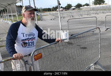 Robert Eastman, de Columbus, Ohio, attend à l'aéroport international Orlando Sanford, le site d'un rallye de campagne Make American Great Again qui a été annulé après que le président américain Donald Trump et la première dame Melania Trump ont été testés positifs pour la COVID-19, sur 2 octobre 2020 à Sanford, Floride, États-Unis. (Photo de Paul Hennessy/NurPhoto) Banque D'Images