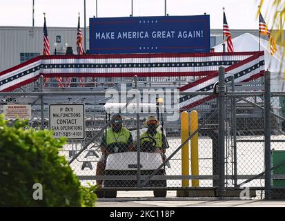 Les travailleurs sont vus à l'aéroport international d'Orlando Sanford, le site d'un rallye de campagne Make American Great Again qui a été annulé après que le président américain Donald Trump et la première dame Melania Trump ont été testés positifs pour le COVID-19, sur 2 octobre 2020 à Sanford, en Floride, aux États-Unis. (Photo de Paul Hennessy/NurPhoto) Banque D'Images