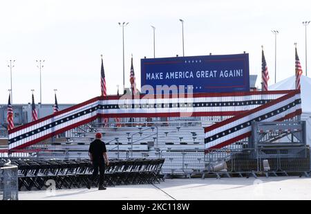 Un travailleur est vu à l'aéroport international d'Orlando Sanford, le site d'un rallye de campagne Make American Great Again qui a été annulé après que le président américain Donald Trump et la première dame Melania Trump ont été testés positifs pour la COVID-19, sur 2 octobre 2020 à Sanford, en Floride, aux États-Unis. (Photo de Paul Hennessy/NurPhoto) Banque D'Images