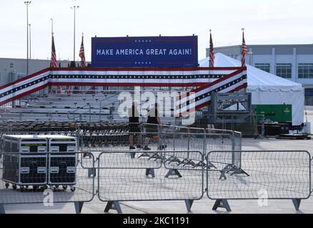 Les travailleurs sont vus à l'aéroport international d'Orlando Sanford, le site d'un rallye de campagne Make American Great Again qui a été annulé après que le président américain Donald Trump et la première dame Melania Trump ont été testés positifs pour le COVID-19, sur 2 octobre 2020 à Sanford, en Floride, aux États-Unis. (Photo de Paul Hennessy/NurPhoto) Banque D'Images