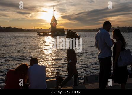 Personnes vues au bord de la mer dans le quartier Uskudar d'Istanbul, Turquie avec la tour historique de la jeune fille à l'arrière-plan, sur 2 octobre 2020. À ce jour, le nombre de décès liés au coronavirus est de 8 325 en Turquie. (Photo par Erhan Demirtas/NurPhoto) Banque D'Images
