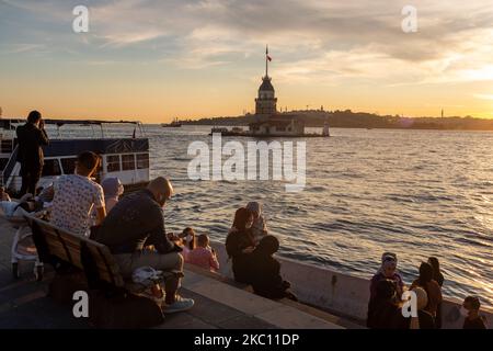 Personnes vues au bord de la mer dans le quartier Uskudar d'Istanbul, Turquie avec la tour historique de la jeune fille à l'arrière-plan, sur 2 octobre 2020. À ce jour, le nombre de décès liés au coronavirus est de 8 325 en Turquie. (Photo par Erhan Demirtas/NurPhoto) Banque D'Images