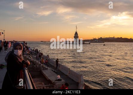Personnes vues au bord de la mer dans le quartier Uskudar d'Istanbul, Turquie avec la tour historique de la jeune fille à l'arrière-plan, sur 2 octobre 2020. À ce jour, le nombre de décès liés au coronavirus est de 8 325 en Turquie. (Photo par Erhan Demirtas/NurPhoto) Banque D'Images