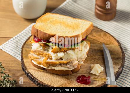 Sandwich de dinde maison de Thanksgiving avec farce de canneberge et pommes de terre Banque D'Images