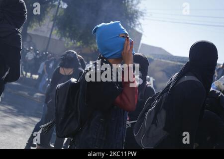 Un anarchiste crie au corps de police lors d'une manifestation sur 2 octobre 2020. Bien que la marche commémorative du massacre d'étudiants en 1968 ait été annulée en raison de la pandémie, un groupe anarchiste a tenté d'atteindre le Zocalo, mais a été encapsulé par la police de 0d 2c. (Photo de Guillermo Gutierrez/NurPhoto) Banque D'Images