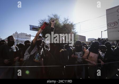 Un anarchiste crie au corps de police lors d'une manifestation sur 2 octobre 2020. Bien que la marche commémorative du massacre d'étudiants en 1968 ait été annulée en raison de la pandémie, un groupe anarchiste a tenté d'atteindre le Zocalo, mais a été encapsulé par la police de 0d 2c. (Photo de Guillermo Gutierrez/NurPhoto) Banque D'Images