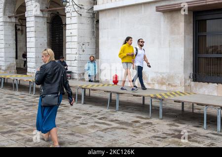 Les touristes marchant sur une passerelle avaient l'habitude de marcher sur la haute mer que le plus pour la première fois a pu bloquer, à Venise, en Italie, sur 02 octobre 2020. Le plus de barrières, le projet expérimental réalisé pour protéger Venise du temps de travail élevé et le niveau maximum d'eau sur le niveau de la mer a atteint 75cm à l'intérieur de Venise au lieu des 135cm attendus, gardant la place San Mark sèche. (Photo de Giacomo Cosua/NurPhoto) Banque D'Images